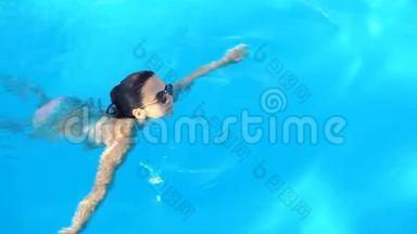 阳光明媚的夏日，身着比基尼和太阳镜的年轻黑发女子在游泳池游泳